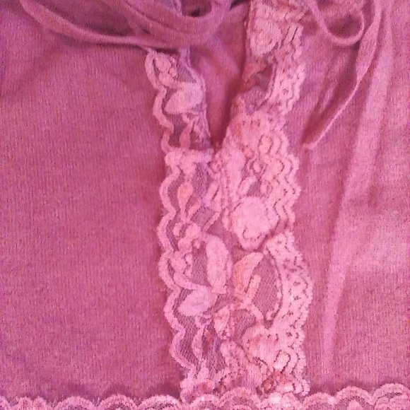 Chandail a inclusion de dentelle - Picture 3 of 3